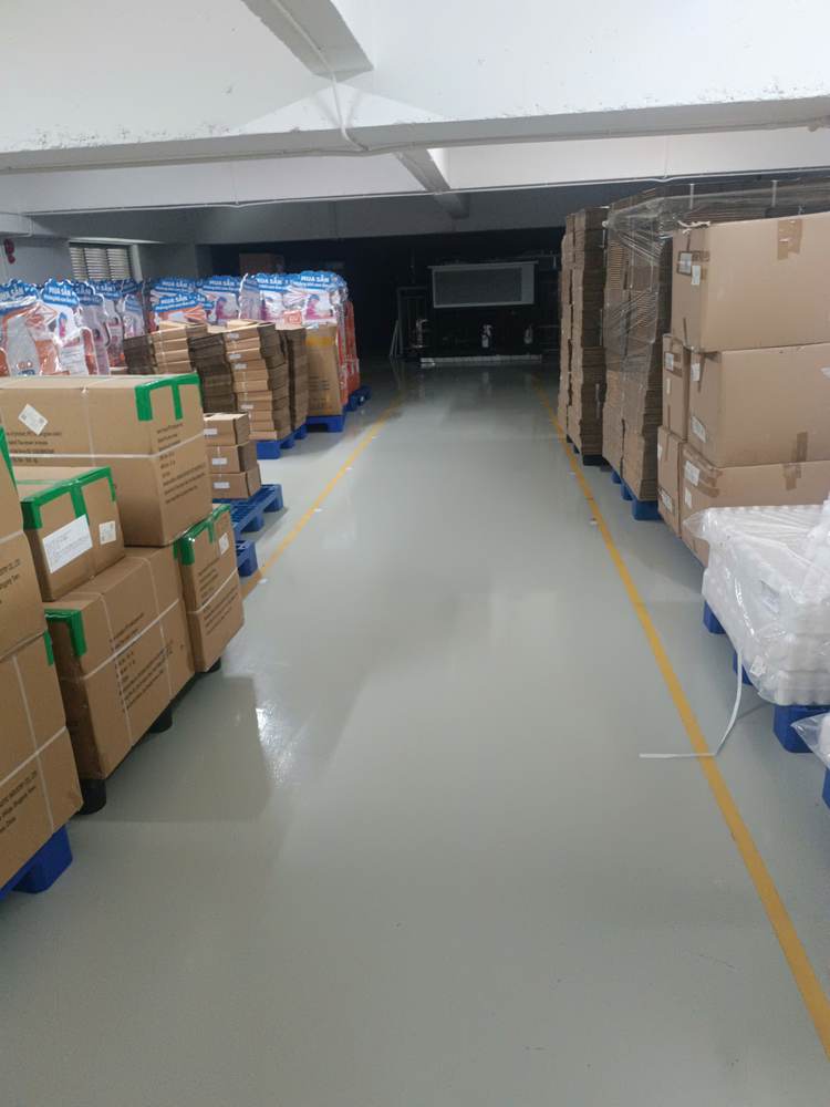 Tầng 3 khu nguyên liệu, làn giữa hai dãy pallet